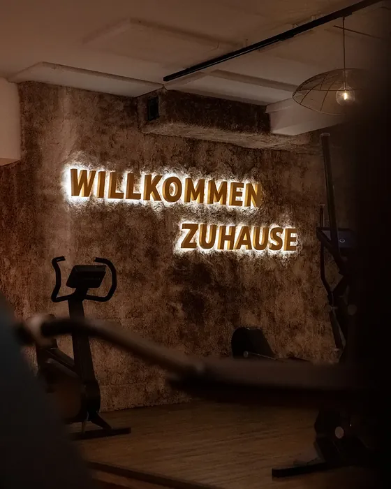 Leuchtschriftzug „Willkommen Zuhause“ an einer Wand im effectiv Ensch.
